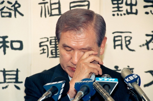 1995년 10월 27일 노태우 전 대통령이 서울 연희동 자택에서 대국민사과문을 발표하며 눈물을 훔치는 모습.