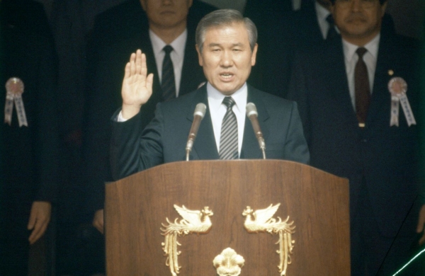 1988년 제13대 대통령 취임식에서 선서하는 모습