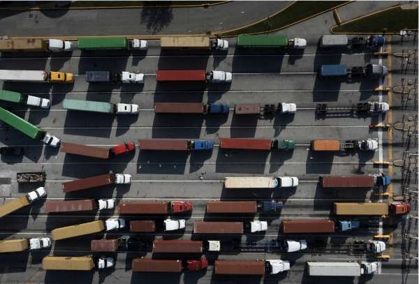 미국 볼티모어항에서 컨테이너를 옮기는 트럭들