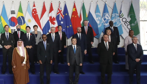 문재인 대통령이 30일(현지시간) 이탈리아 로마 누볼라 컨벤션 센터에서 열린 주요 20개국(G20) 정상회의 공식 환영식에서 기념촬영을 하고 있다.