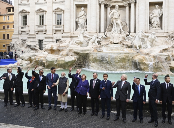 이탈리아에서 열린 주요 20개국(G20) 정상회의에 참석한 각국 정상들이 31일(현지시간) 수도 로마의 명물인 트레비 분수에서 '행운의 동전'을 던지고 있다. G20 정상들은 코로나19 사태 이후 처음으로 30∼31일 이곳에서 대면 회의를 열고 기후변화와 코로나19 대응책 등을 논의했다.