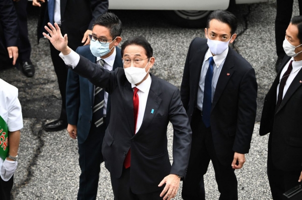 기시다 후미오(중앙) 일본 총리가 10월 27일 수도 도쿄에서 총선 유세를 벌인 뒤 유권자들을 향해 손을 흔들고 있다.