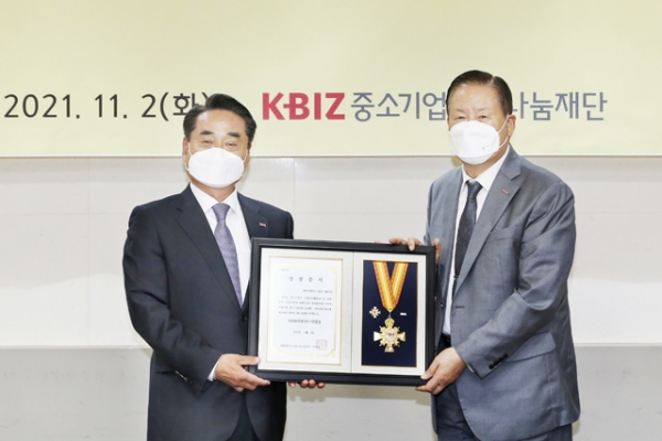 이상우 아이엔아이 대표이사(왼쪽)는 지난2일 중소기업사랑나눔재단(이사장 손인국)에 3850만원을 기부했다. 	김동우 기자