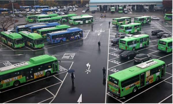 요소수 품귀 현상이 지속됨에 따라 서울시 쓰레기 수거차량, 시내버스 운행에 차질이 우려되고 있는 가운데 9일 서울의 한 버스 공영차고지에 시내버스와 마을버스들이 주차되어 있다.  현재 서울시에서 운행 중인 시내버스(7393대)와 마을버스(1658대) 가운데 요소수 필요 차량은 시내버스가 844대, 마을버스가 전체 차량의 약 3분의 1인 536대인 것으로 파악됐다.
