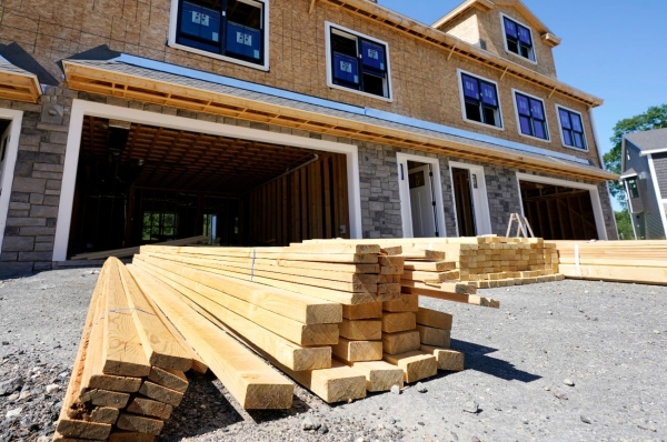 미국 매사추세츠주 미들턴의 한 주택 공사 현장에 쌓인 목재