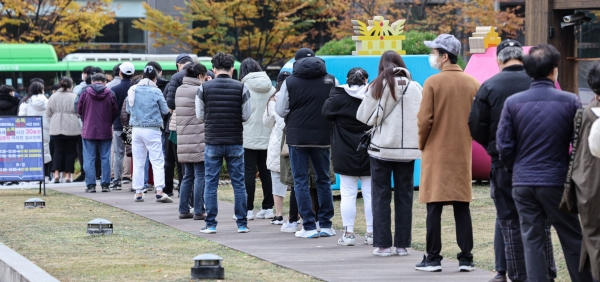 휴일인 14일 서울 송파구 송파구보건소 코로나19 선별진료소에서 시민들이 검사를 받기 위해 길게 줄지어 서 있다.