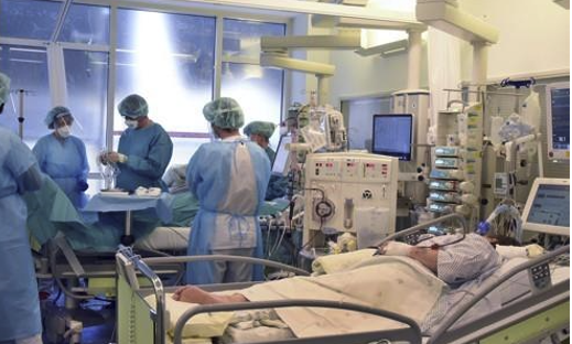 코로나19 환자 치료하는 독일 의료진