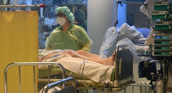 코로나19 환자 돌보는 독일 의료진