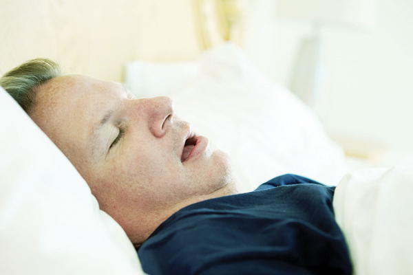 수면모호흡증은 나이가 들고 과음을 하거나 피곤하면 코를 골 수 있지만 거친 숨소리가 동반되다가 무호흡으로 조용해진 다음 시끄러운 소리와 함께 호흡이 다시 시작한다면 적절한 진료와 치료가 필요하다.