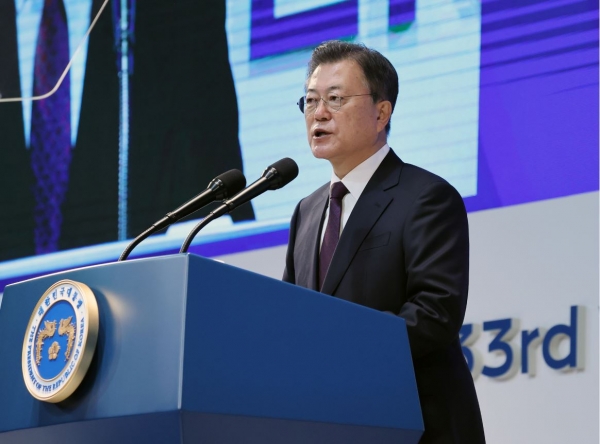 문재인 대통령이 1일 서울 광진구 그랜드워커힐 호텔에서 열린 제33차 세계협동조합대회 개회식에서 축사를 하고 있다 .