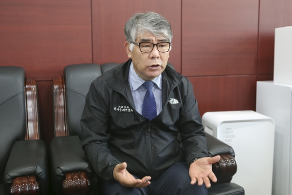 임원배 한국수퍼연합회장이 '사회적 책임'과 관련, 자신의 지론을 이야기 하고 있다. 김동우 기자