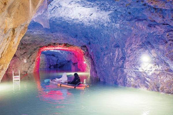 네온 빛으로 신비로움을 더한 동굴 호수에서 타는 투명 카약은 활옥동굴의 백미다.