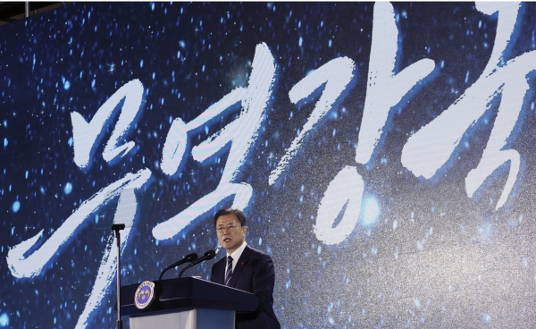 문재인 대통령이 6일 서울 강남구 코엑스에서 열린 제58회 무역의날 기념식에 참석, 축사하고 있다.