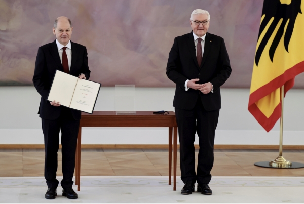 총리 임명증서 받은 올라프 숄츠 독일 총리