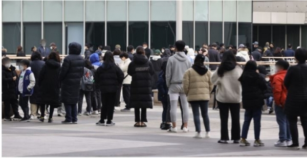 9일 서울 마포구보건소 코로나19 선별진료소에서 검사를 받으려는 시민들이 줄을 서고 있다.