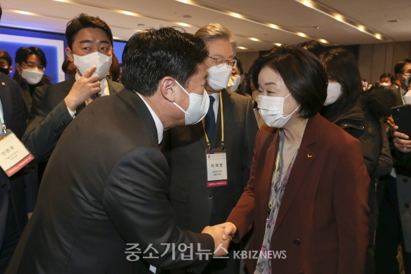 심상정 정의당 대선 후보와 김기문 중기중앙회장(왼쪽)이 '글로벌인재포럼2021'에서 만나 악수를 하고 있다.