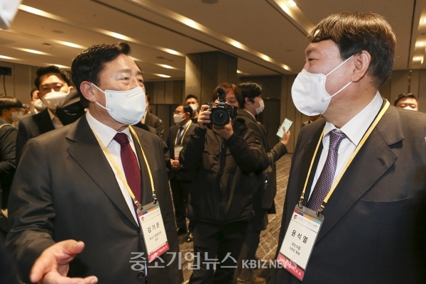 윤석열 국민의힘 대선 후보와 김기문 중기중앙회장(왼쪽)이 '글로벌인재포럼2021'에서 대화를 나누고 있다.