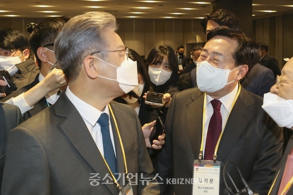 이재명 더불어민주당 대선 후보와 김기문 중기중앙회장(오른쪽)이 '글로벌인재포럼2021'에서 만남을 가졌다.