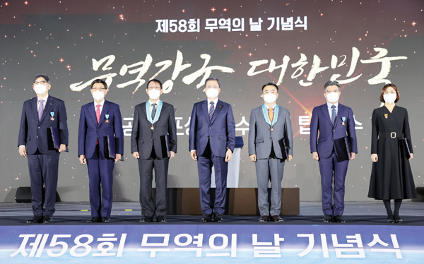 문재인 대통령이 지난 6일 서울 강남구 코엑스에서 열린 ‘제58회 무역의날 기념식’에서 정부포상자들과 기념촬영을 하고 있다.
