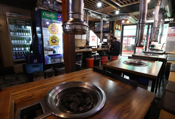 지난 18일부터 전국의 사적 모임 허용 인원이 제한됐다. 서울의 한 음식점이 점심 시간임에도 텅 비어 있다.