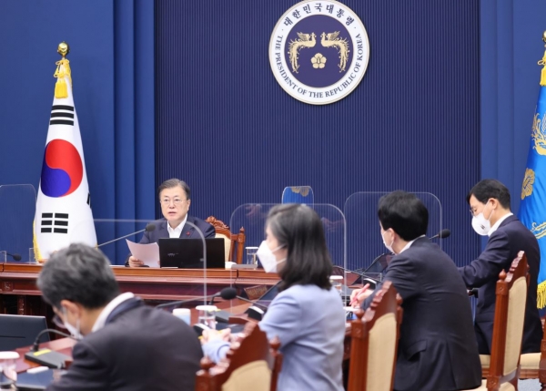 문재인 대통령이 21일 청와대 여민관에서 열린 영상국무회의에서 발언하고 있다.