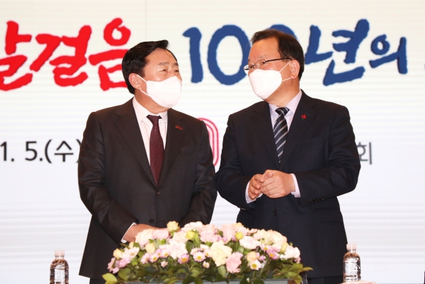 김기문(왼쪽) 중소기업중앙회장과 김부겸 국무총리.