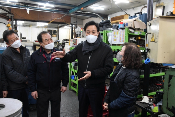 오세훈 서울시장(오른쪽 두 번째)이 지난 6일 서울 영등포구 문래동 기계 금속 집적지구 현장을 방문해 관계자들과 대화하고 있다.