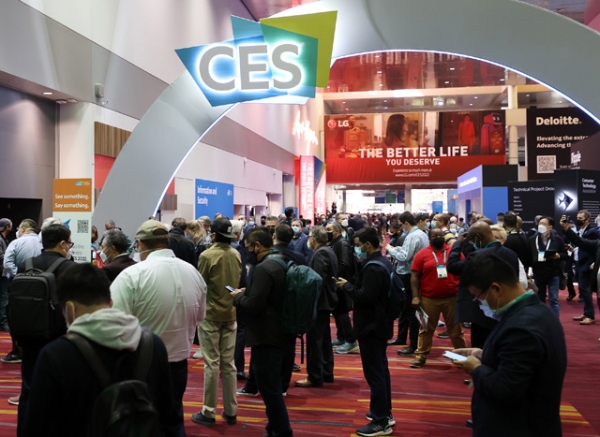 세계 최대 전자·IT 전시회인 ‘CES 2022’ 이 개막한 지난 5일(현지시간) 미국 네바다주 라스베이거스 컨벤션센터에서 관람객과 취재진이 전시장 입장을 기다리고 있다.