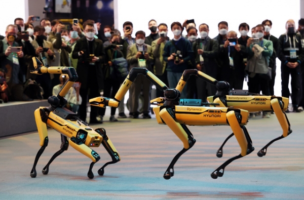 현대차그룹 전시관에서 보스턴 다이내믹스의 4족 보행 로봇 ‘스팟(Spot)’의 댄스를 선보이고 있다.