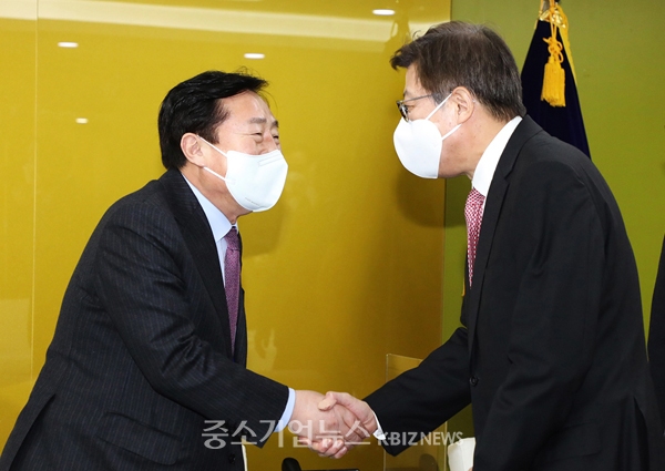 김기문 중기중앙회장(왼쪽)과 박형준 부산시장이 인사를 나누고 있다.