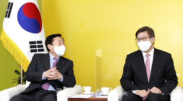 김기문 중기중앙회장(왼쪽)과 박형준 부산시장이 환담을 나누고 있다.