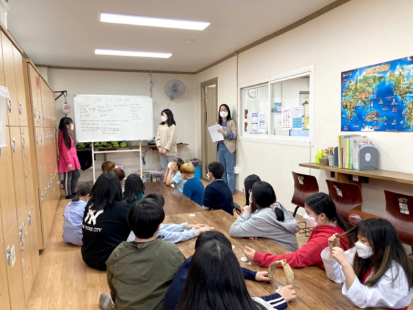 징검다리지역아동센터 내 학습실에서 아동들이 수업에 참여하고 있다.