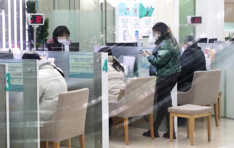 중소기업은 연초부터 인상된 기준금리와 대출만기 연장 불가 방침에 자금줄이 바짝 마르게 됐다. 사진은 지난 18일 서울의 한 시중은행 창구.