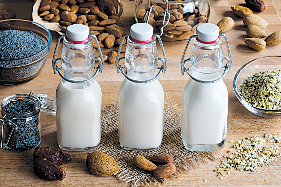 클린 이팅을 할 경우 동물성 우유 대신 아몬드 우유나 귀리 우유 등과 같은 식물성 우유를 마시는 경우가 많은데, 식물성 우유에도 맛을 내기 위한 설탕이나 첨가제가 들어 있을 수 있으므로 제품 뒷면의 성분표를 꼼꼼히 살펴보는 것이 좋다.