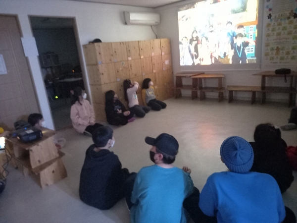 강동꿈나무지역아동센터 아동들이 노트북과 빔프로젝터를 활용한 교육에 참여하고 있다.