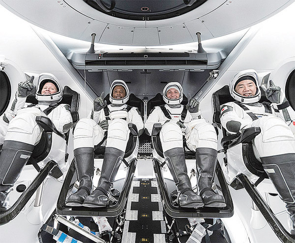 지난해 11월 16일 미국 우주 탐사기업 스페이스X의 민간 우주선을 타고 국제정거장에 올라간 우주비행사들.