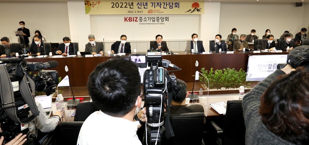 김기문 중소기업중앙회장이 지난 9일 열린 ‘2022년 신년 기자간담회’에서 기자들의 질문에 답변하고 있다. 이날 김기문 회장은 ‘대출만기 재연장’을 첫 번째 중소기업계 현안 과제로 제시했다.