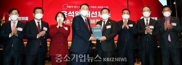 김기문 중기중앙회장(오른쪽 네번째)이 윤석열 대선후보에게 중소기업 정책제안서를 전달하고 있다.