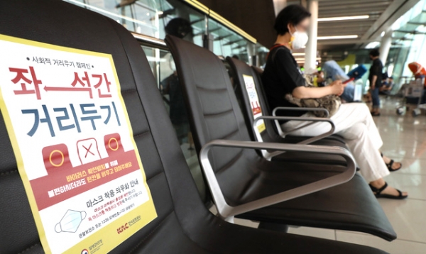 서울 강서구 김포공항 국내선 청사에 좌석간 거리두기 안내문이 붙어있다.