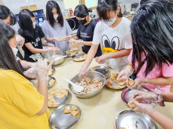 명리지역아동센터 아동들이 식재료를 활용한 음식 만들기 수업에 참여하고 있다.