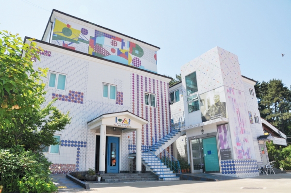 통영 봉수골 거리의 전혁림미술관은 ‘색채의 마술사’, ‘한국의 피카소’ 등으로 불리는 서양화가 전혁림 생가터에 마련한 미술관이다. 	※사진= 한국관광공사 제공