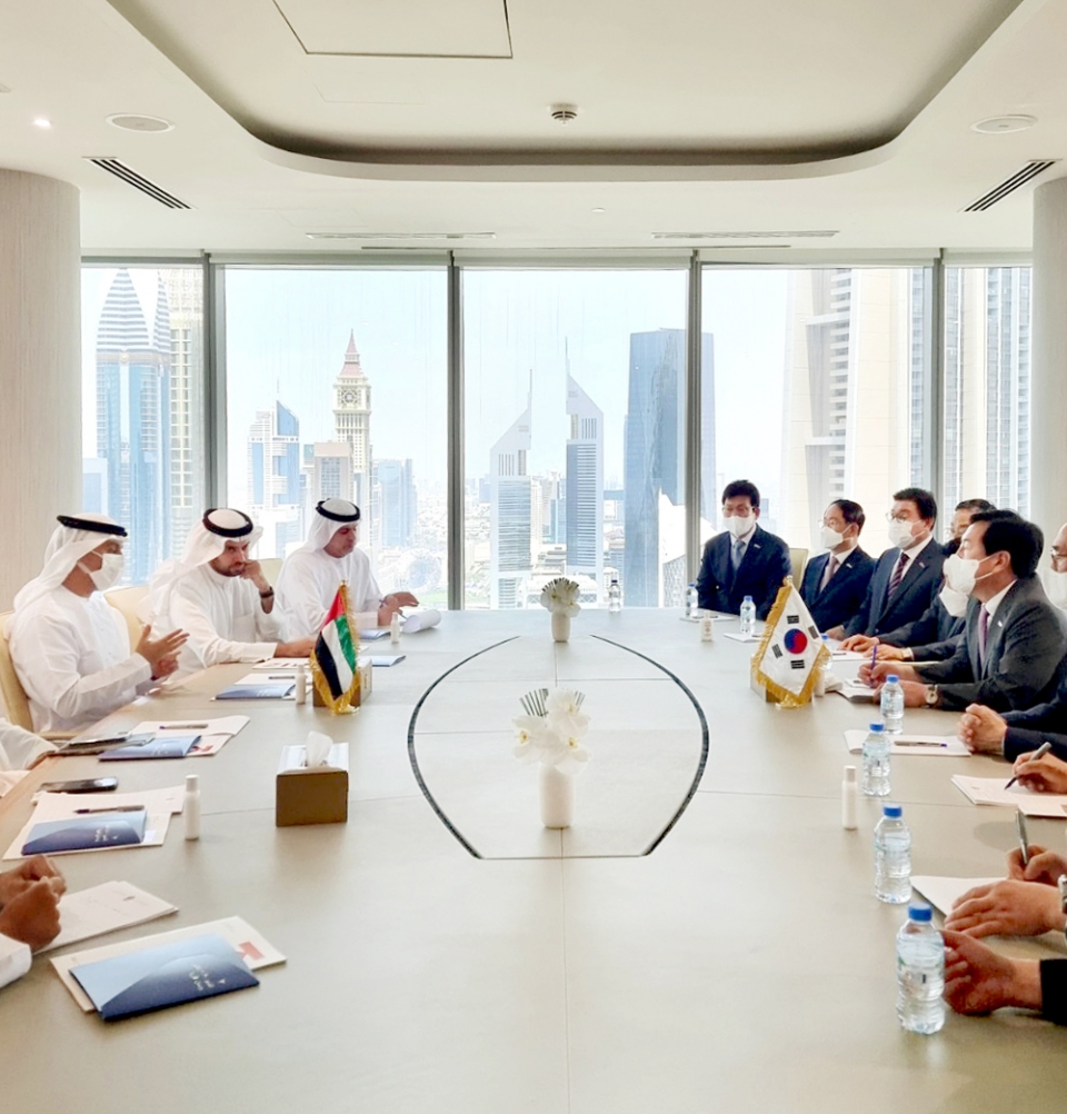 지난 20일 김기문 회장이 알 팔라시 UAE 중소기업부 장관에게 아랍 전통 배 모형을 전달 받고 있다.