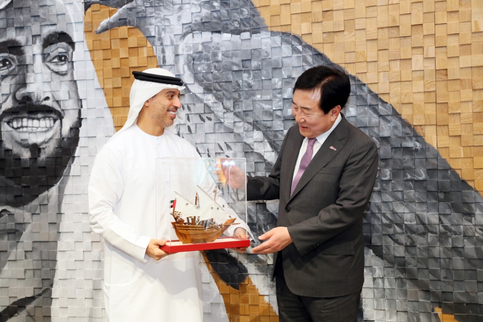지난 20일 김기문 회장이 알 팔라시 UAE 중소기업부 장관에게 아랍 전통 배 모형을 전달 받고 있다.