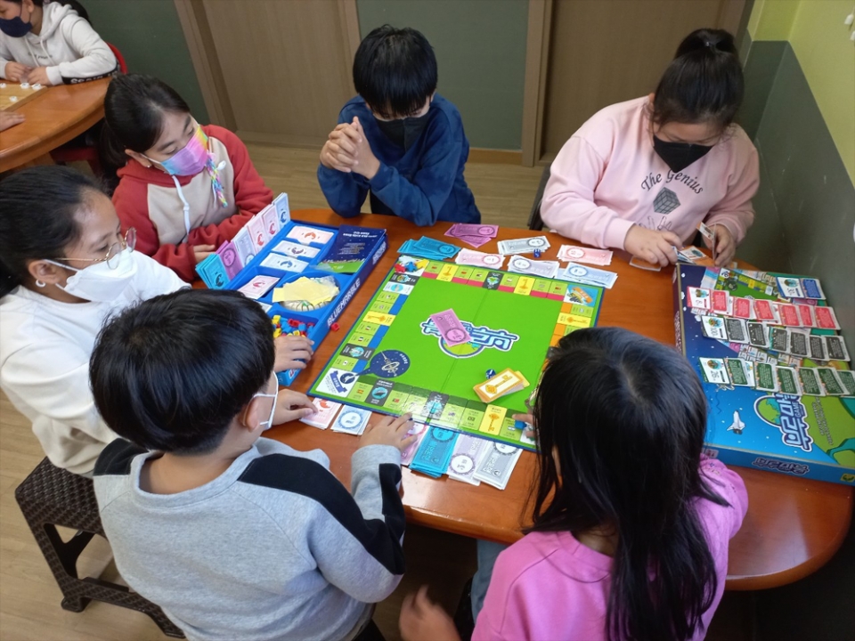 열린지역아동센터 아동들이 야간보호 프로그램 시간에 브루마블 게임 등 공동체 놀이 활동에 참여하고 있다.
