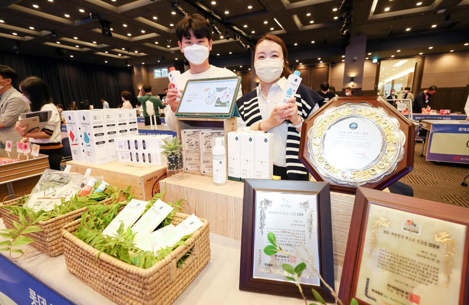 지난 19일 여의도 중기중앙회에서 개최된 품평회에 참가한 ㈜아이비코 관계자들이 진열된 제품들을 홍보하고 있다.