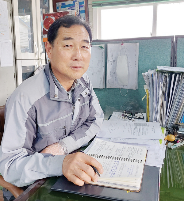 중소기업사랑나눔재단 후원자인 이상복 상원산업 대표가 사무실에서 포즈를 취했다.