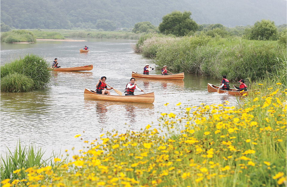 합천 읍내를 휘감아 흐르는 황강에서는 6월 말부터 황강 카누 체험을 무료로 진행한다