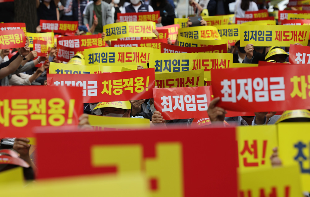 지난 8일 서울 국회의사당역 앞에서 열린 최저임금 제도개선 소상공인 결의대회에서 참가자들이 업종별 차등적용을 촉구하고 있다.