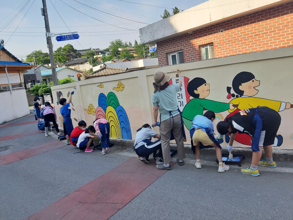 성주지역아동센터 아동들이 지난해 10월 센터의 지역특화프로그램인 ‘클린성주만들기 벽화그리기’ 활동에 참여하고 있다.