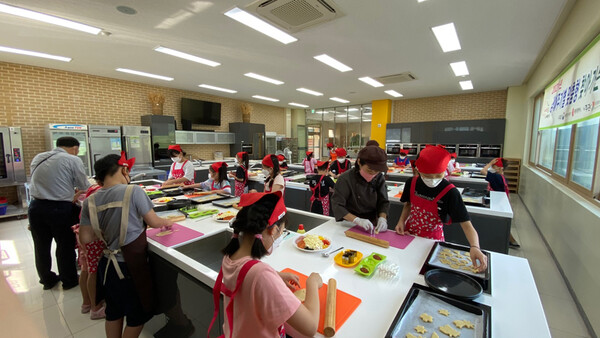 지난해 8월 예뜰지역아동센터는 광주 삼도동 우리밀생명학교에서 여름캠프를 개최하고 아동들의 피자·쿠키 만들기 실습을 진행했다.